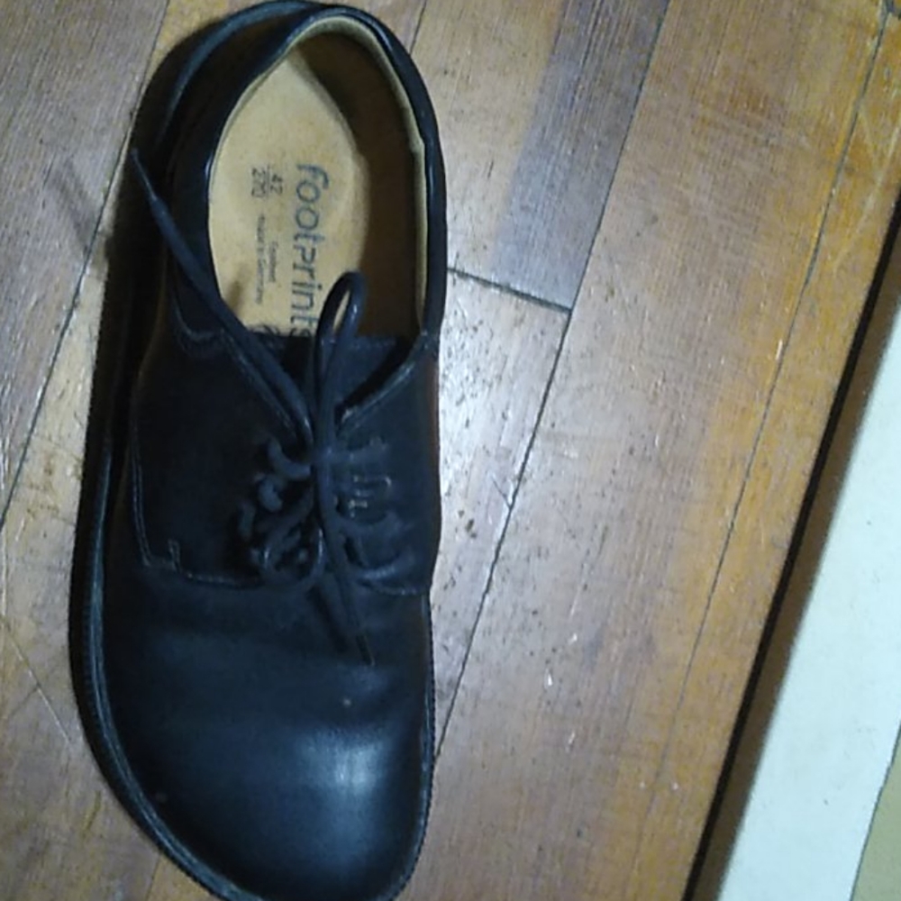 Men's shoes footprints size 42